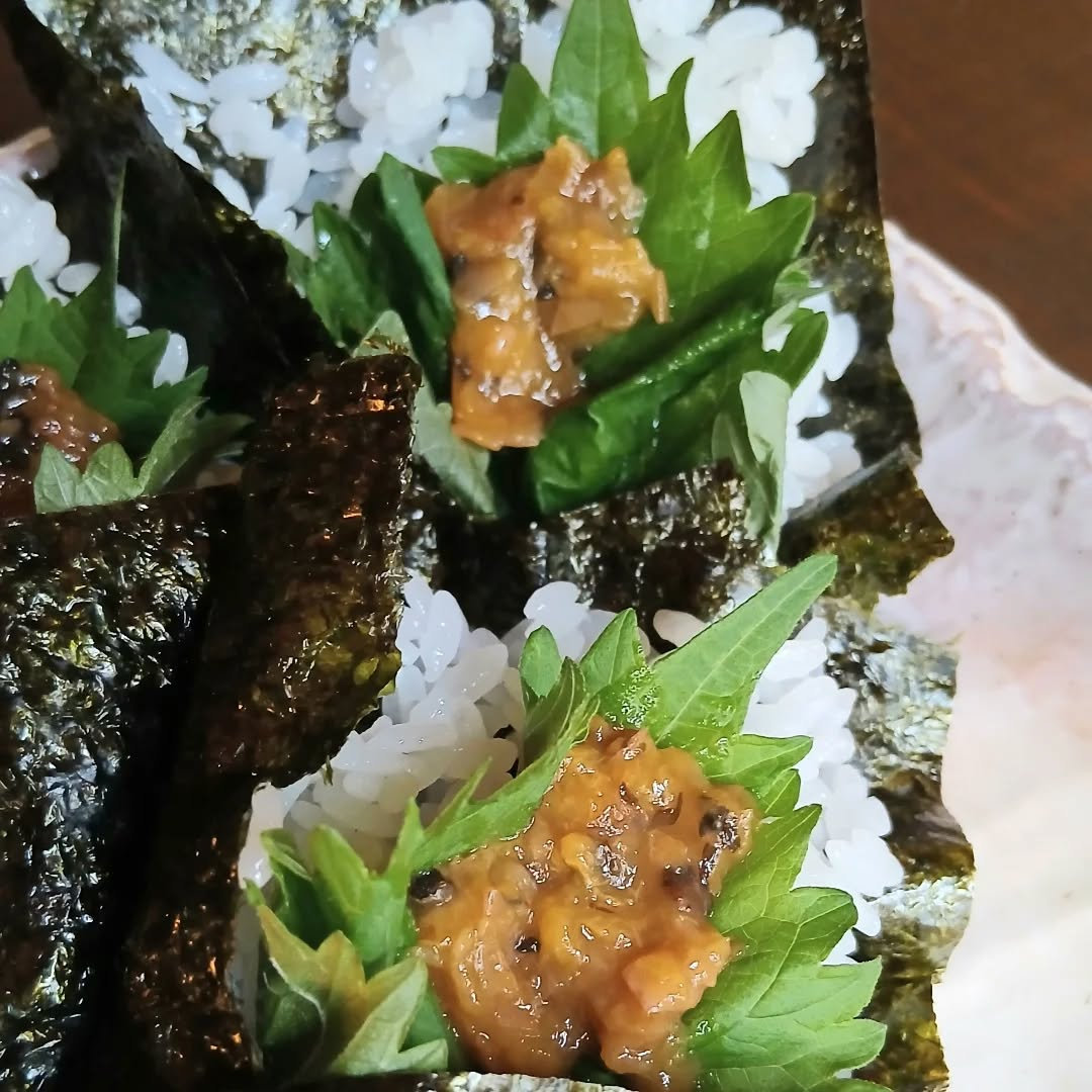 初の手作り梅干しを見た瞬間、猛烈に食べたくなった梅しそ巻き。